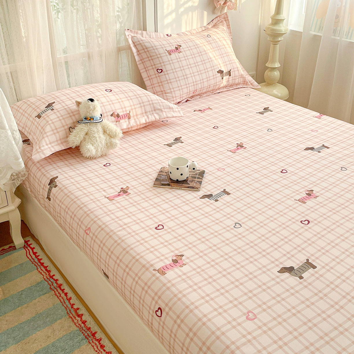 91家纺网 家纺一手货源 找家纺 纽缦家纺 2026新款舒适透气细沙卡通印花老粗布床笠 英伦小狗-粉