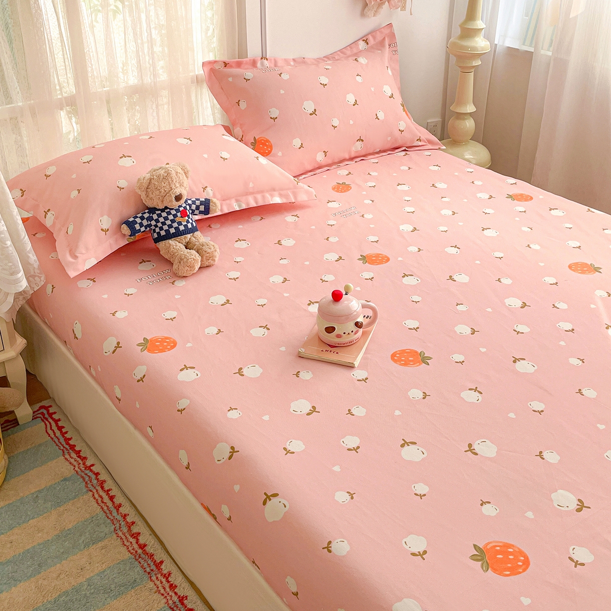 91家纺网 家纺一手货源 找家纺 纽缦家纺 2026新款舒适透气细沙卡通印花老粗布床笠 清香莓果-粉