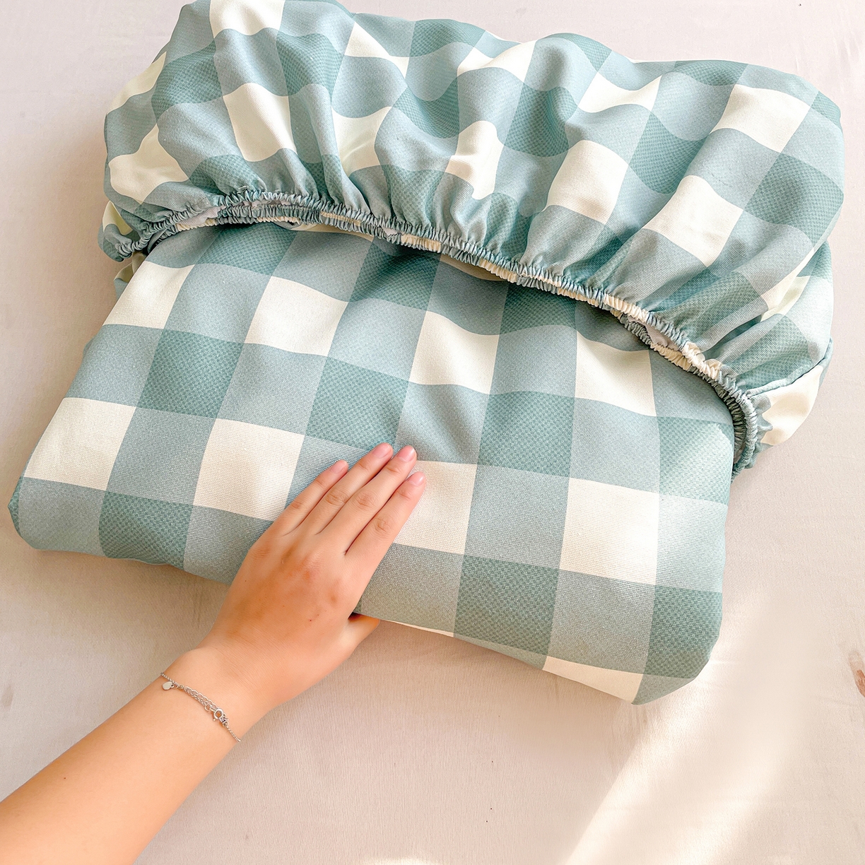 91家纺网 家纺一手货源 找家纺 纽缦家纺 2026新款舒适透气细沙卡通印花老粗布床笠 格子世界-绿