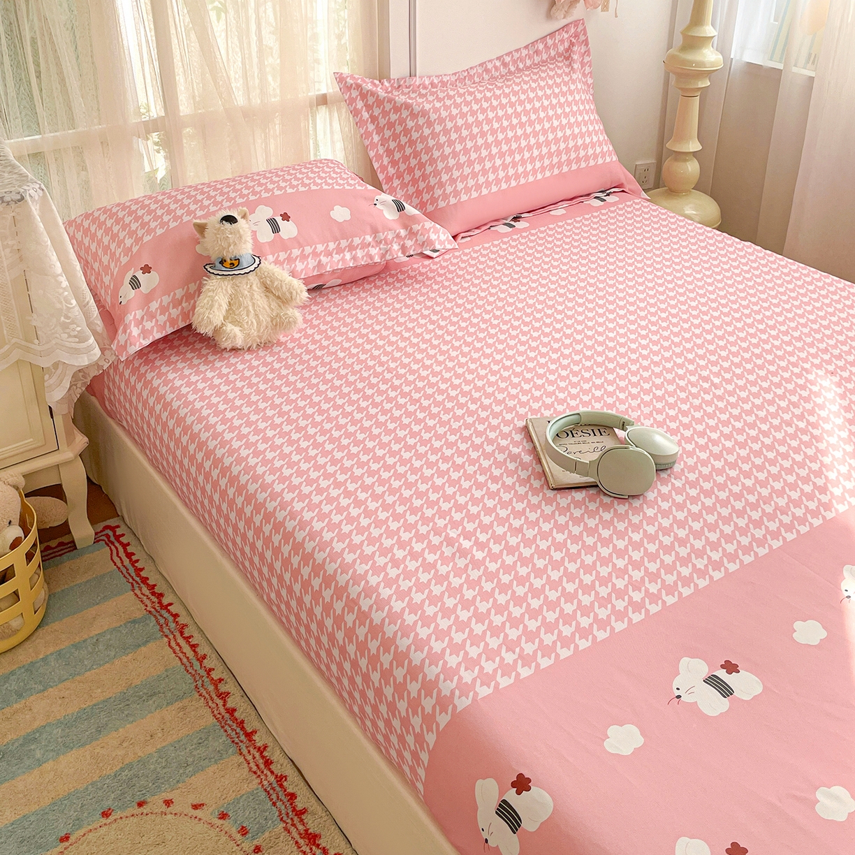 91家纺网 家纺一手货源 找家纺 纽缦家纺 2026新款舒适透气细沙卡通印花老粗布床笠 田园小兔-粉