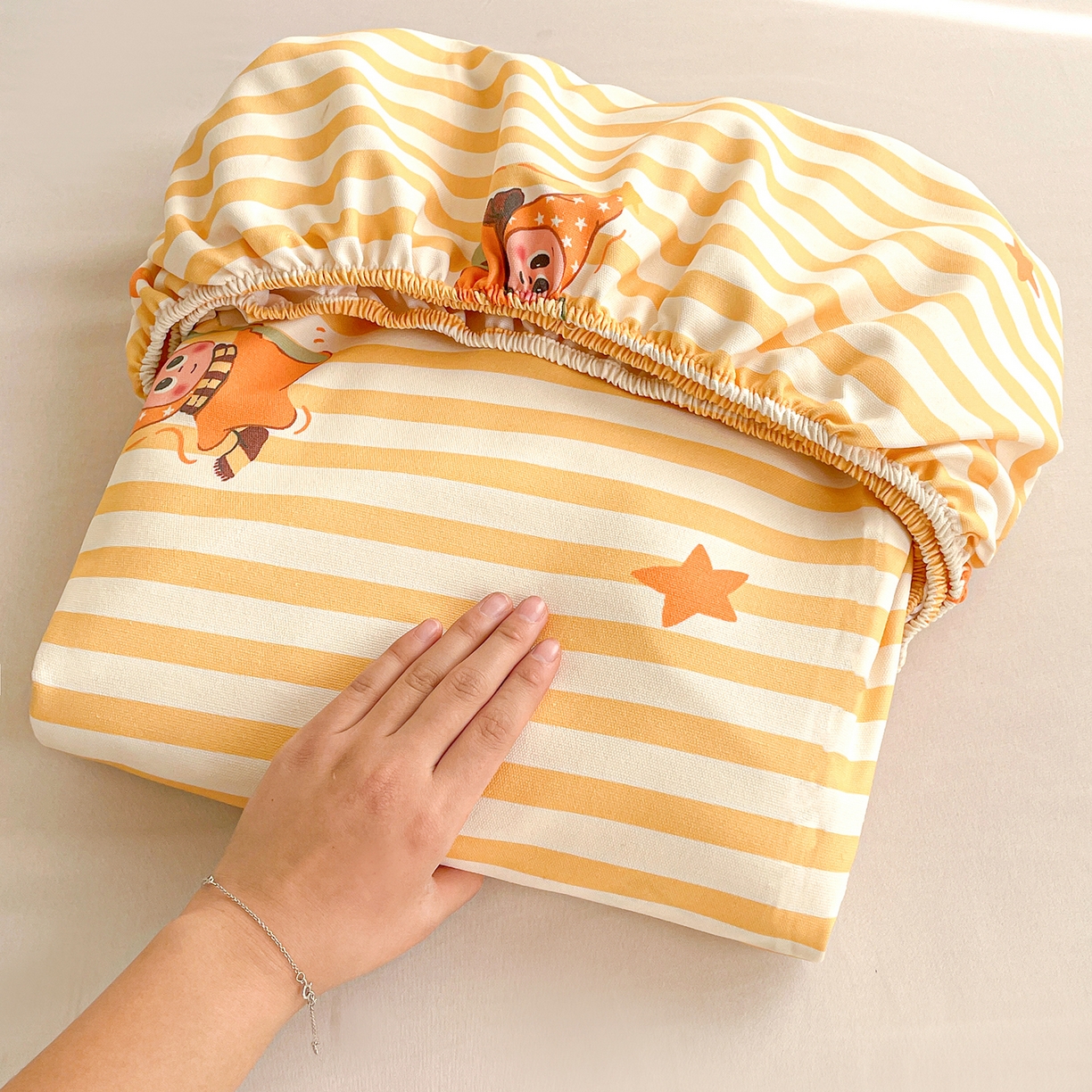 91家纺网 家纺一手货源 找家纺 纽缦家纺 2026新款舒适透气细沙卡通印花老粗布床笠 魔法星空-黄