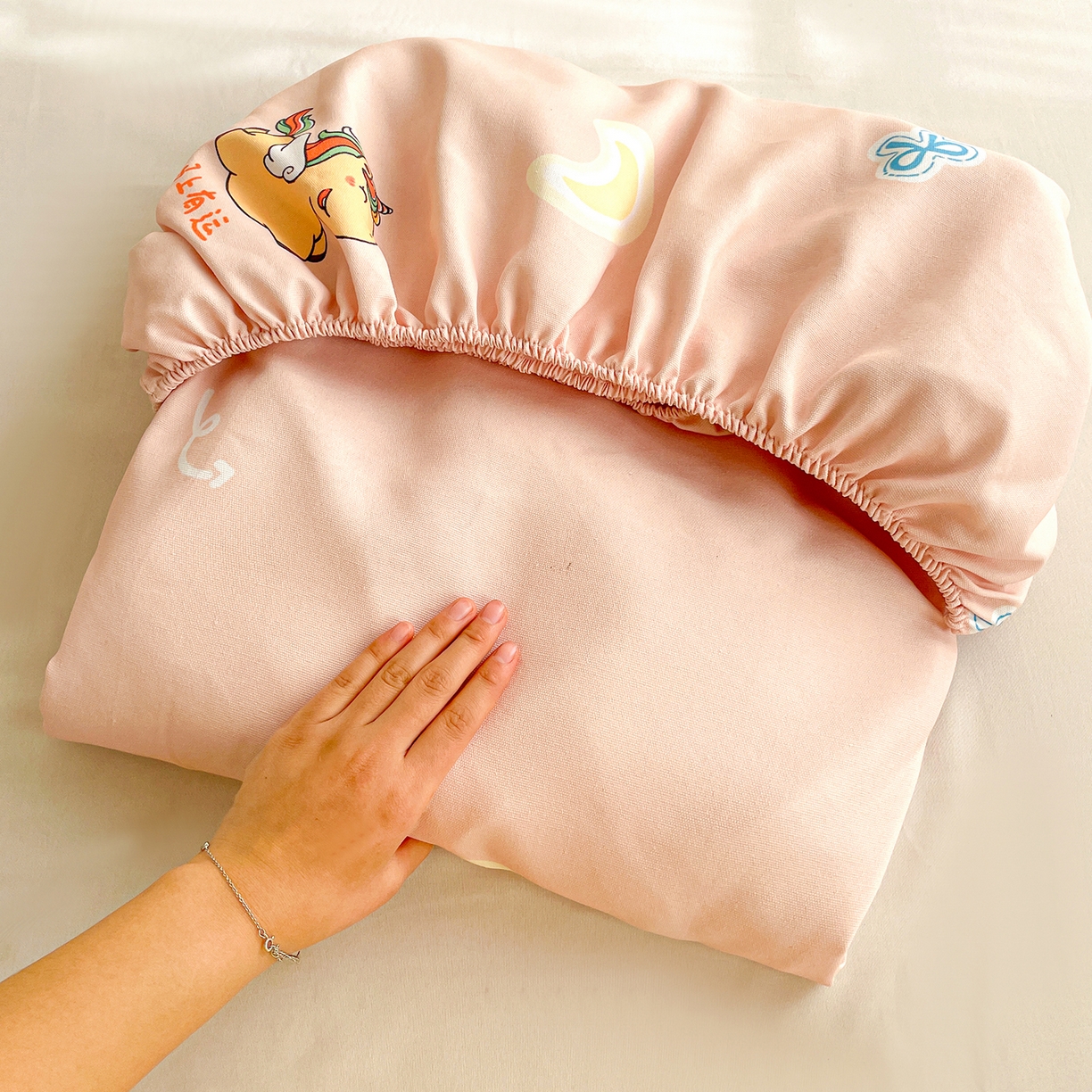 91家纺网 家纺一手货源 找家纺 纽缦家纺 2026新款舒适透气细沙卡通印花老粗布床笠 七彩小马-桔