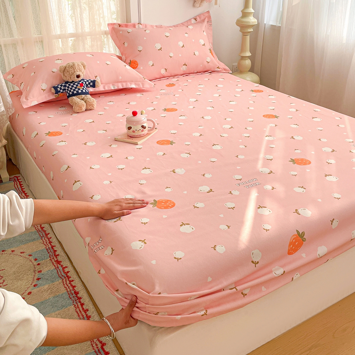 91家纺网 家纺一手货源 找家纺 纽缦家纺 2026新款舒适透气细沙卡通印花老粗布床笠 清香莓果-粉