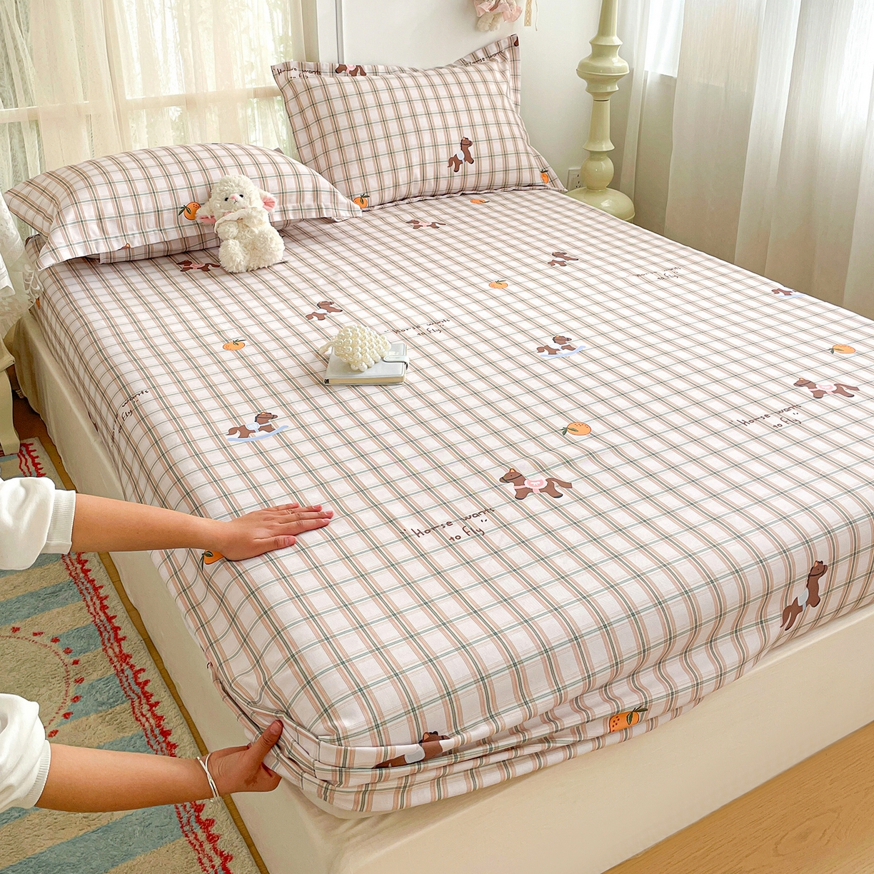 91家纺网 家纺一手货源 找家纺 纽缦家纺 2026新款舒适透气细沙卡通印花老粗布床笠 小木马-咖