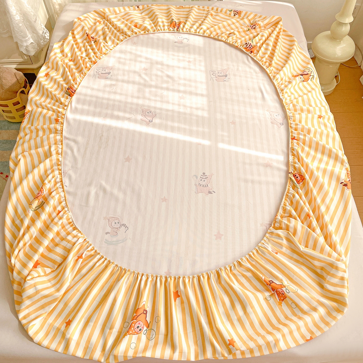 91家纺网 家纺一手货源 找家纺 纽缦家纺 2026新款舒适透气细沙卡通印花老粗布床笠 魔法星空-黄