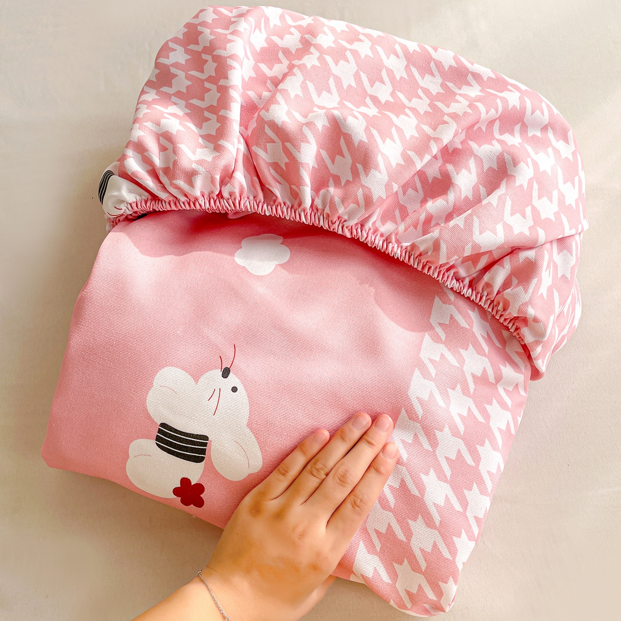 91家纺网 家纺一手货源 找家纺 纽缦家纺 2026新款舒适透气细沙卡通印花老粗布床笠 田园小兔-粉