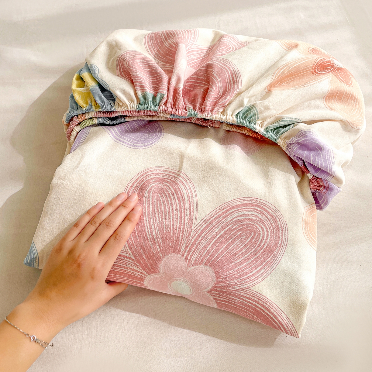 91家纺网 家纺一手货源 找家纺 纽缦家纺 2026新款舒适透气细沙卡通印花老粗布床笠 迷彩花瓣-米