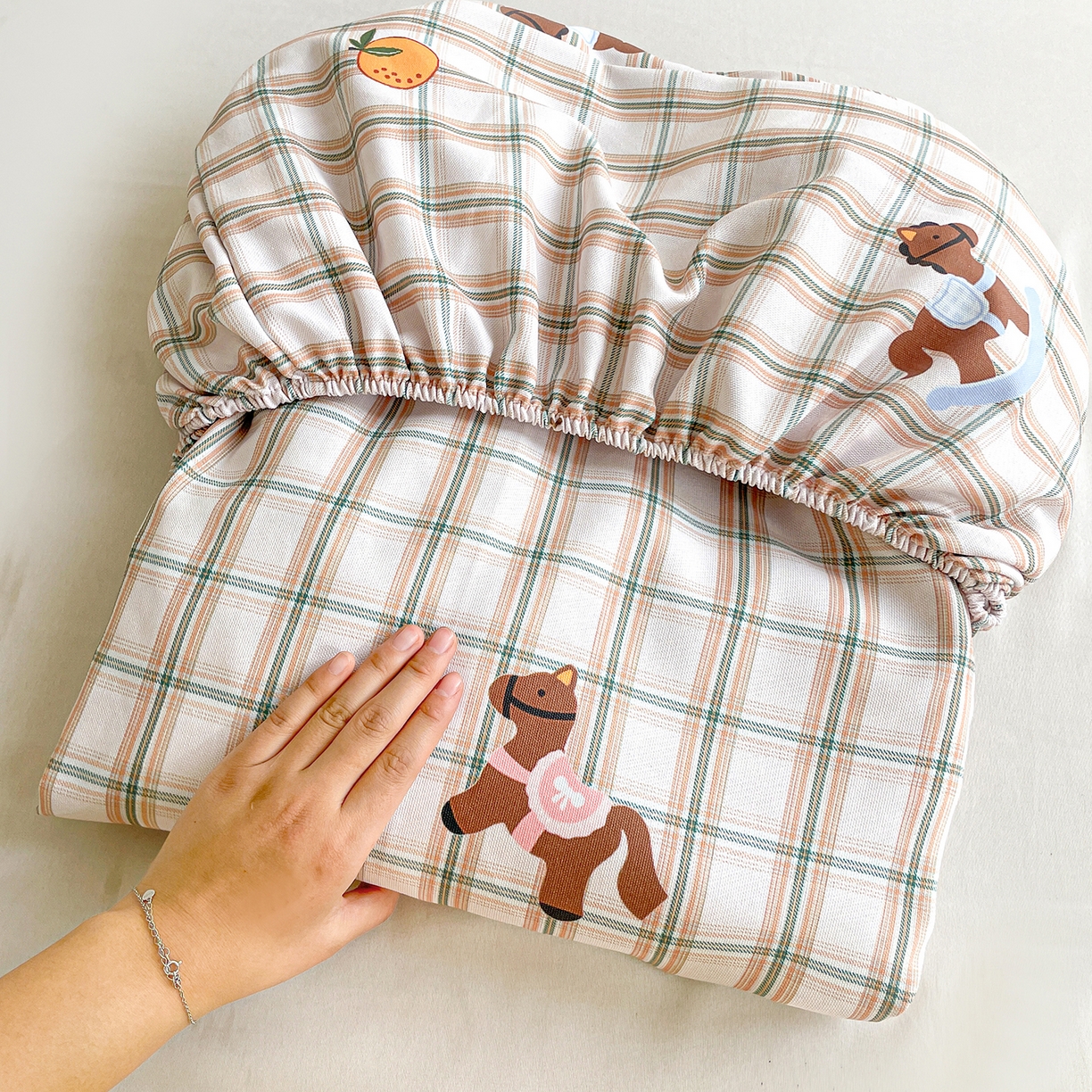 91家纺网 家纺一手货源 找家纺 纽缦家纺 2026新款舒适透气细沙卡通印花老粗布床笠 小木马-咖