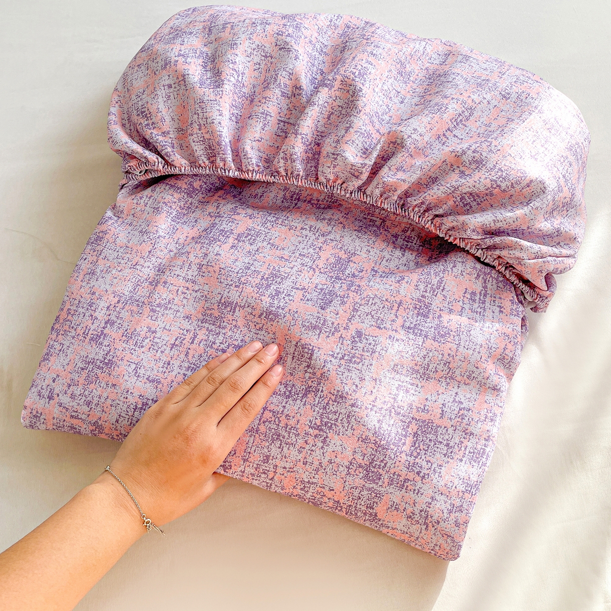 91家纺网 家纺一手货源 找家纺 纽缦家纺 2026新款舒适透气细沙卡通印花老粗布床笠 洛文-紫