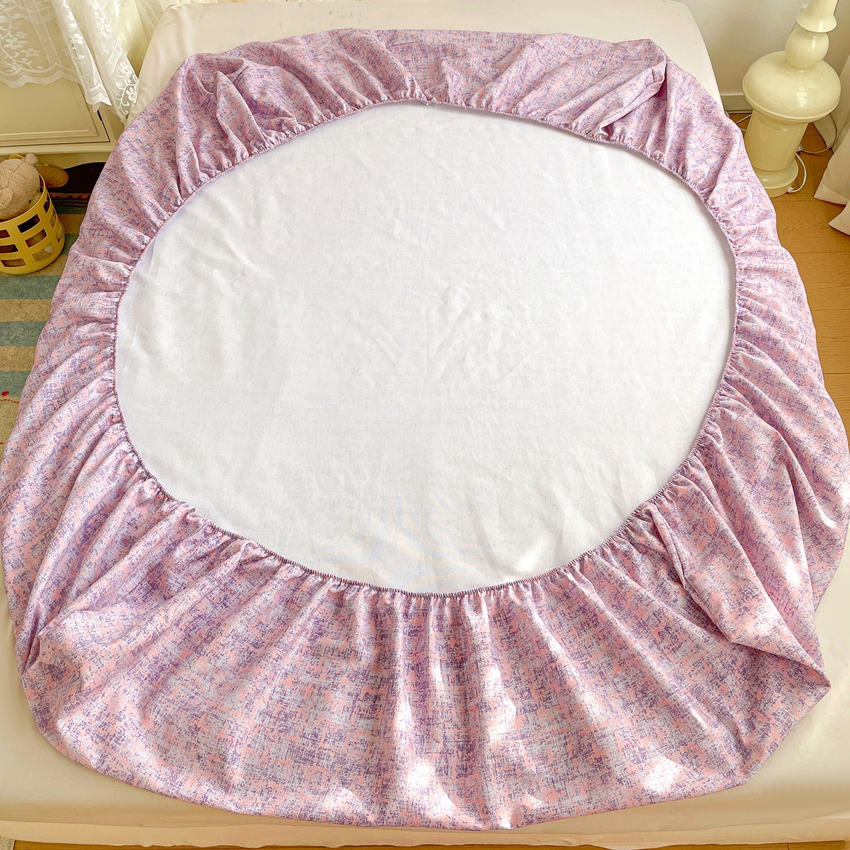 91家纺网 家纺一手货源 找家纺 纽缦家纺 2026新款舒适透气细沙卡通印花老粗布床笠 洛文-紫