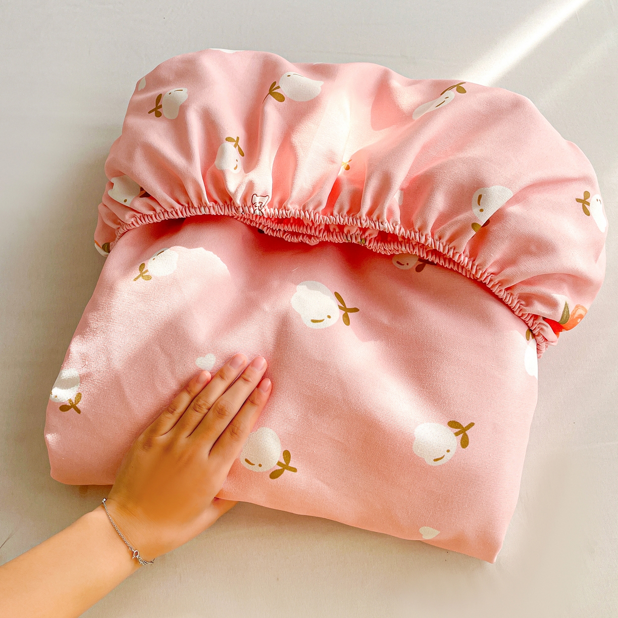 91家纺网 家纺一手货源 找家纺 纽缦家纺 2026新款舒适透气细沙卡通印花老粗布床笠 清香莓果-粉