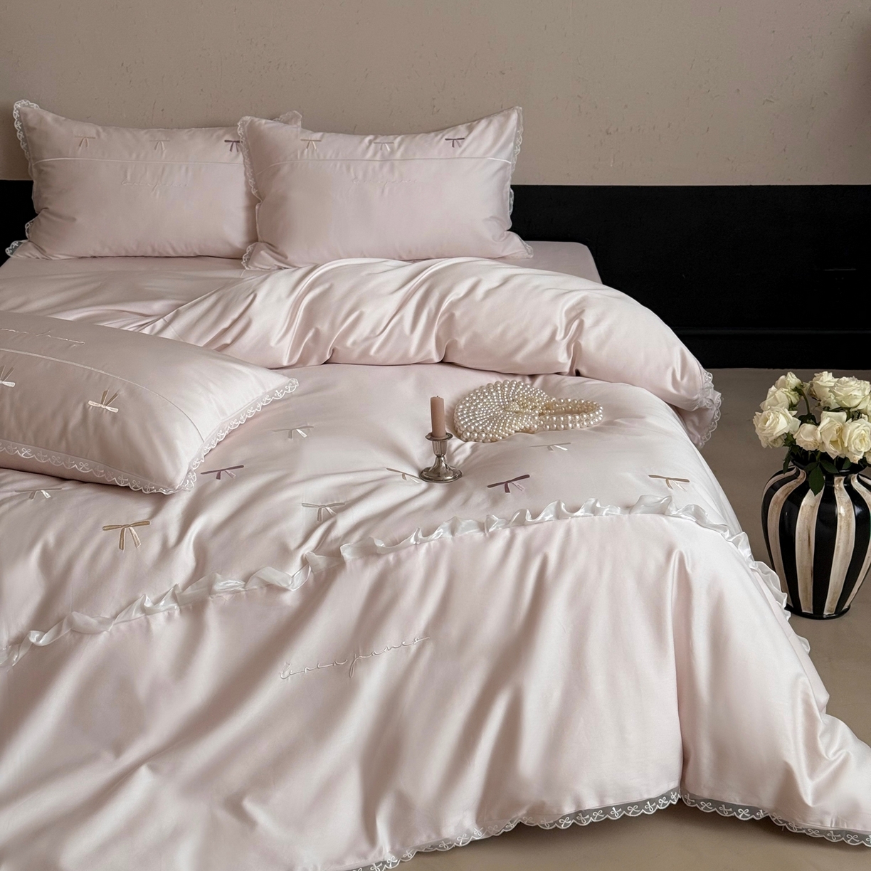 91家纺网 家纺一手货源 找家纺 佳汐蓝家纺 2026春夏新款全棉纯棉刺绣四件套-半糖主义 半糖主义-粉色