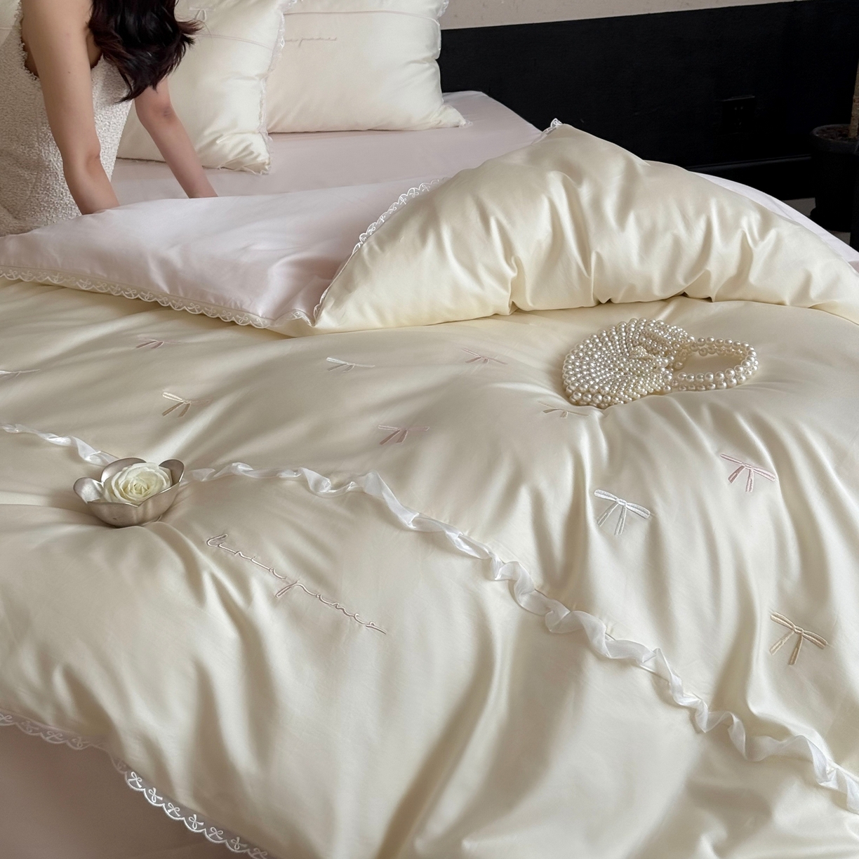 91家纺网 家纺一手货源 找家纺 佳汐蓝家纺 2026春夏新款全棉纯棉刺绣四件套-半糖主义 半糖主义-白拼粉