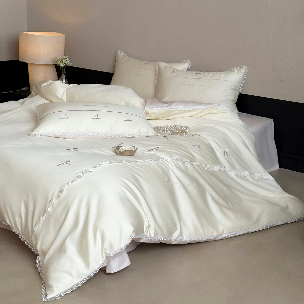 91家纺网 家纺一手货源 找家纺 佳汐蓝家纺 2026春夏新款全棉纯棉刺绣四件套-半糖主义 半糖主义-白拼粉