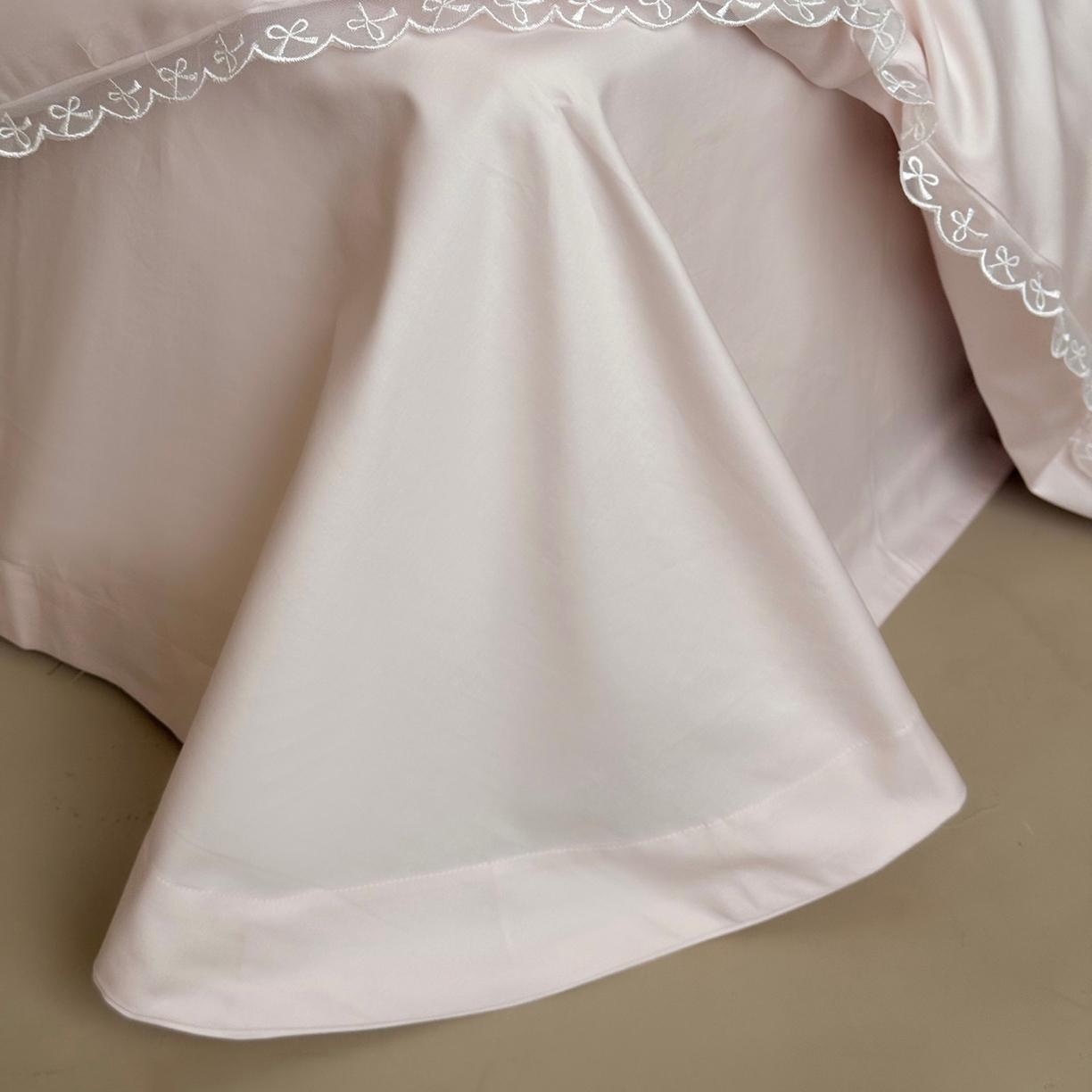 91家纺网 家纺一手货源 找家纺 佳汐蓝家纺 2026春夏新款全棉纯棉刺绣四件套-半糖主义 半糖主义-粉色