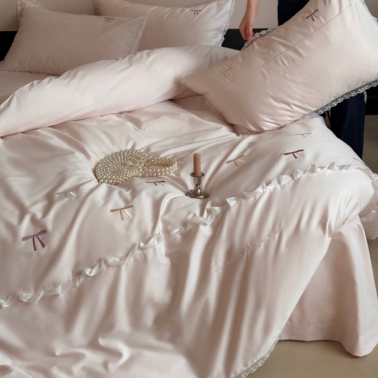 91家纺网 家纺一手货源 找家纺 佳汐蓝家纺 2026春夏新款全棉纯棉刺绣四件套-半糖主义 半糖主义-粉色