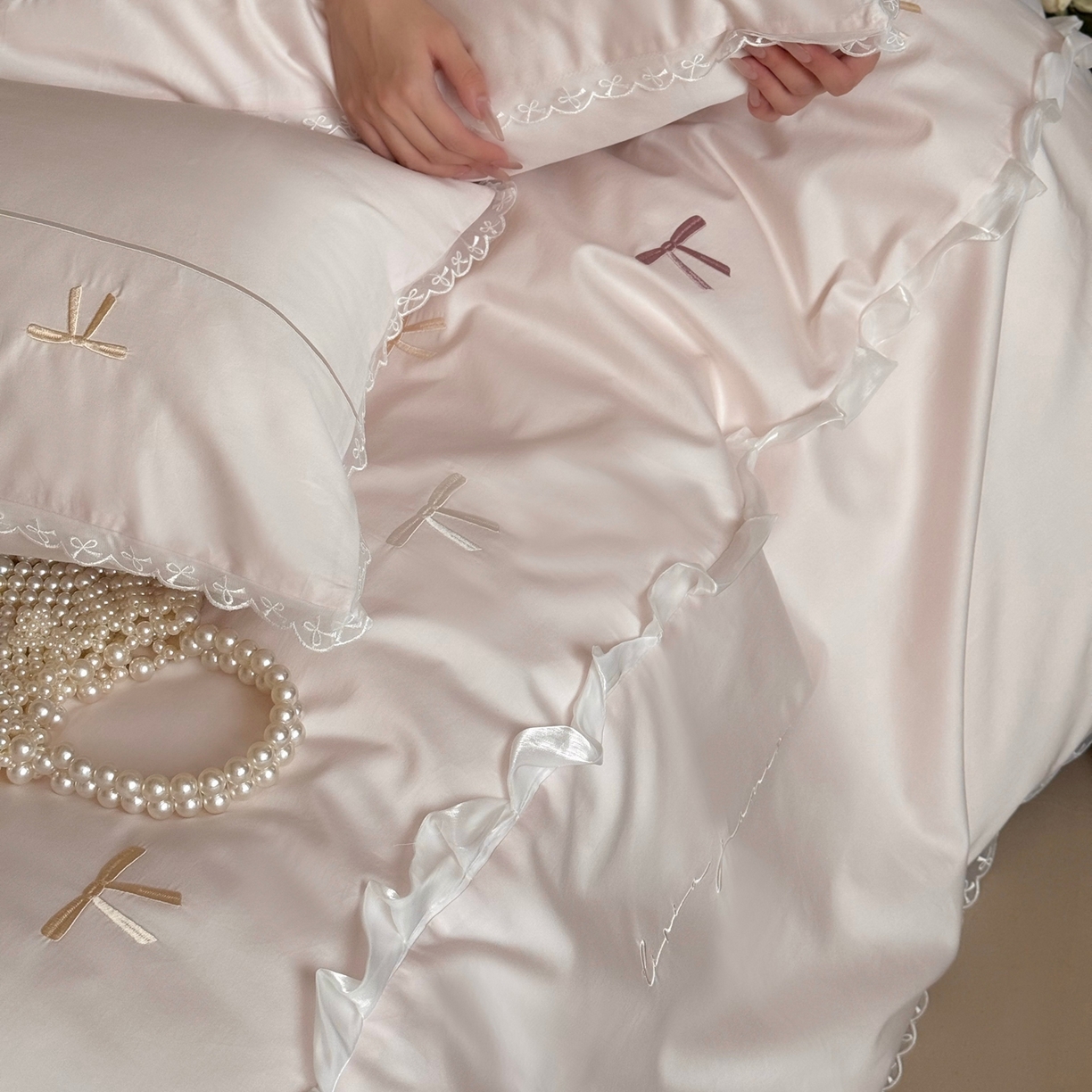 91家纺网 家纺一手货源 找家纺 佳汐蓝家纺 2026春夏新款全棉纯棉刺绣四件套-半糖主义 半糖主义-粉色