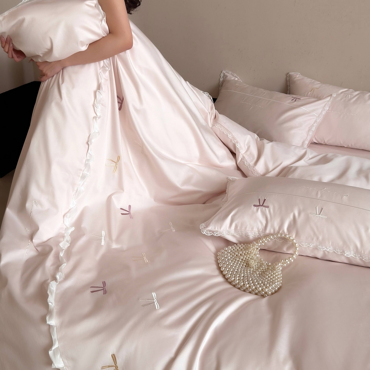 91家纺网 家纺一手货源 找家纺 佳汐蓝家纺 2026春夏新款全棉纯棉刺绣四件套-半糖主义 半糖主义-粉色