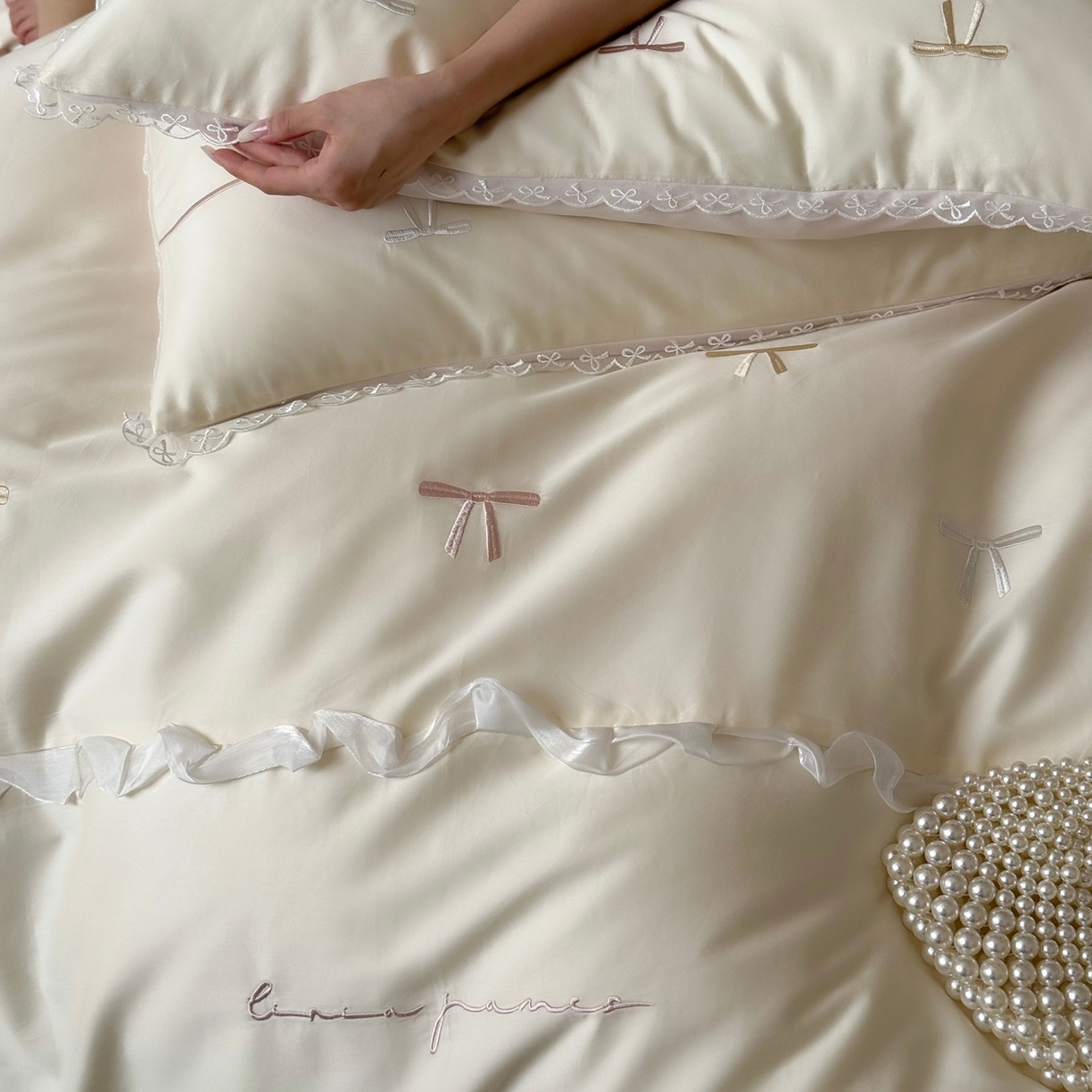 91家纺网 家纺一手货源 找家纺 佳汐蓝家纺 2026春夏新款全棉纯棉刺绣四件套-半糖主义 半糖主义-白拼粉