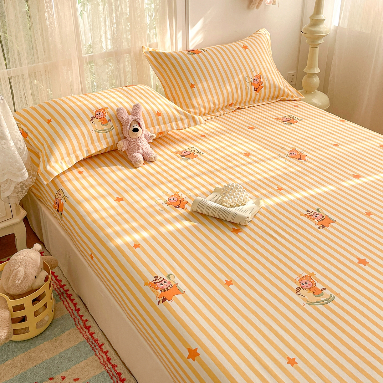 91家纺网 家纺一手货源 找家纺 纽缦家纺 2026新款舒适透气细沙卡通印花老粗布床笠 魔法星空-黄