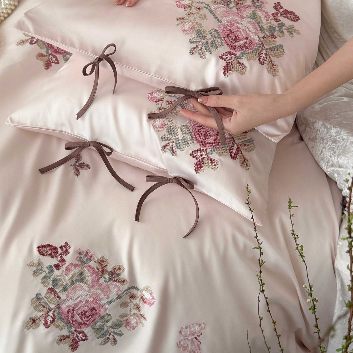 91家纺网 家纺一手货源 找家纺 佳汐蓝家纺 2026春夏新款长绒棉纯棉刺绣四件套-时光织锦 时光织锦-微醺粉