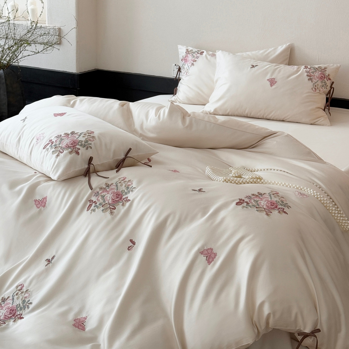 91家纺网 家纺一手货源 找家纺 佳汐蓝家纺 2026春夏新款长绒棉纯棉刺绣四件套-时光织锦 时光织锦-富士白