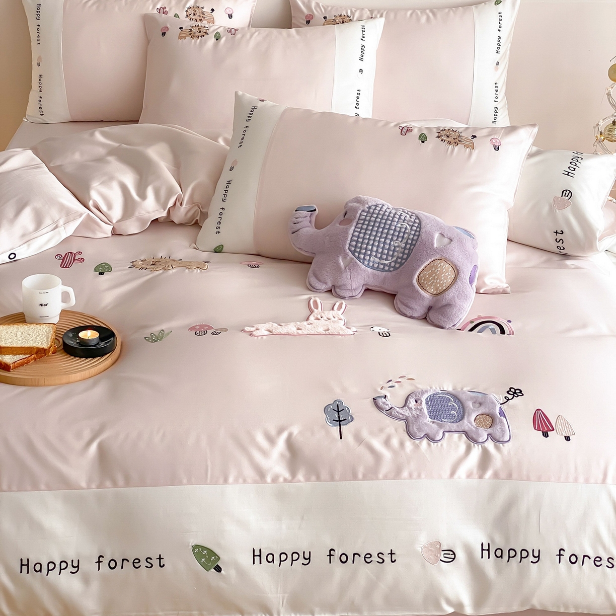 91家纺网 家纺一手货源 找家纺 佳汐蓝家纺 2026春夏新款长绒棉纯棉贴布刺绣四件套-暖暖森林屋 暖暖森林屋-粉