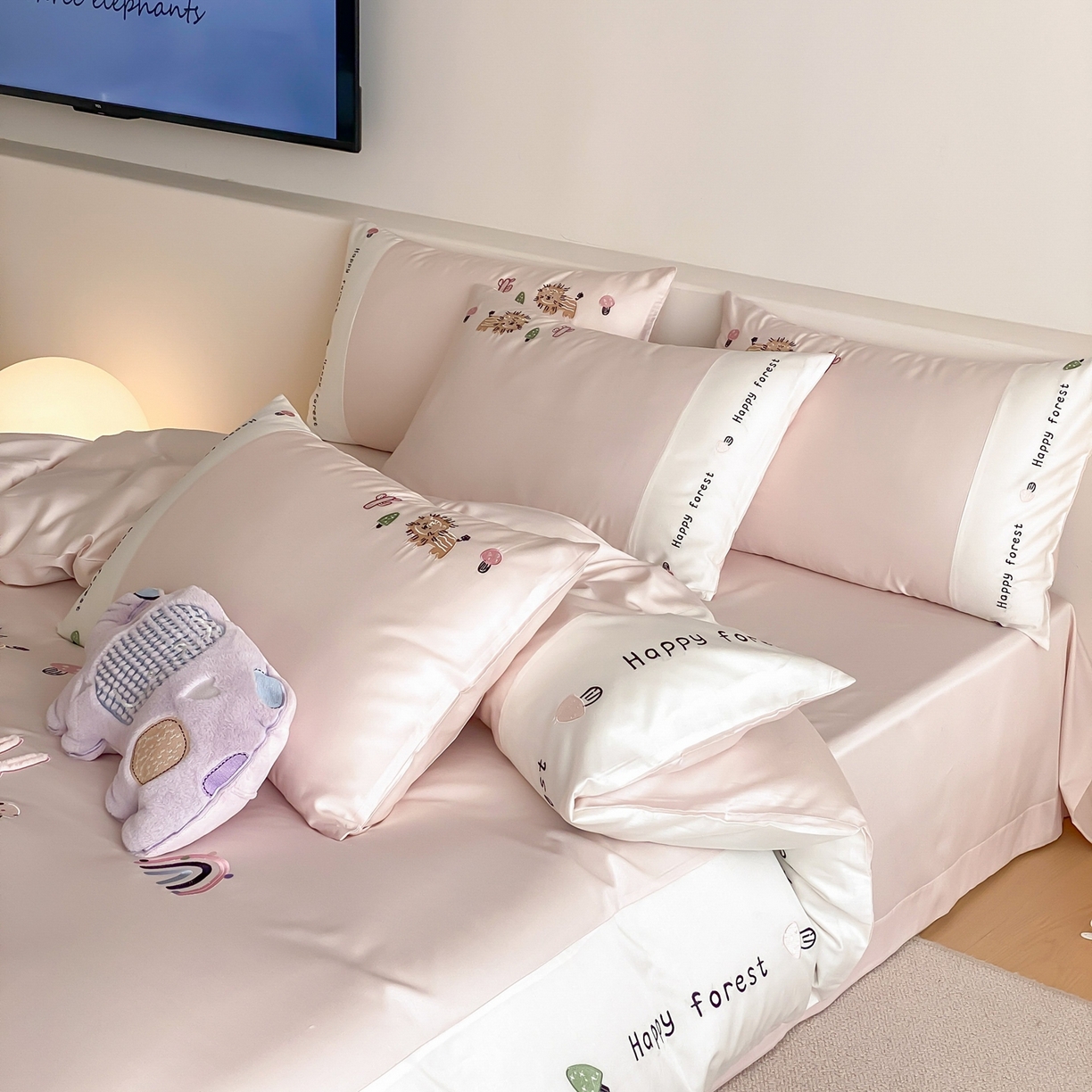 91家纺网 家纺一手货源 找家纺 佳汐蓝家纺 2026春夏新款长绒棉纯棉贴布刺绣四件套-暖暖森林屋 暖暖森林屋-粉