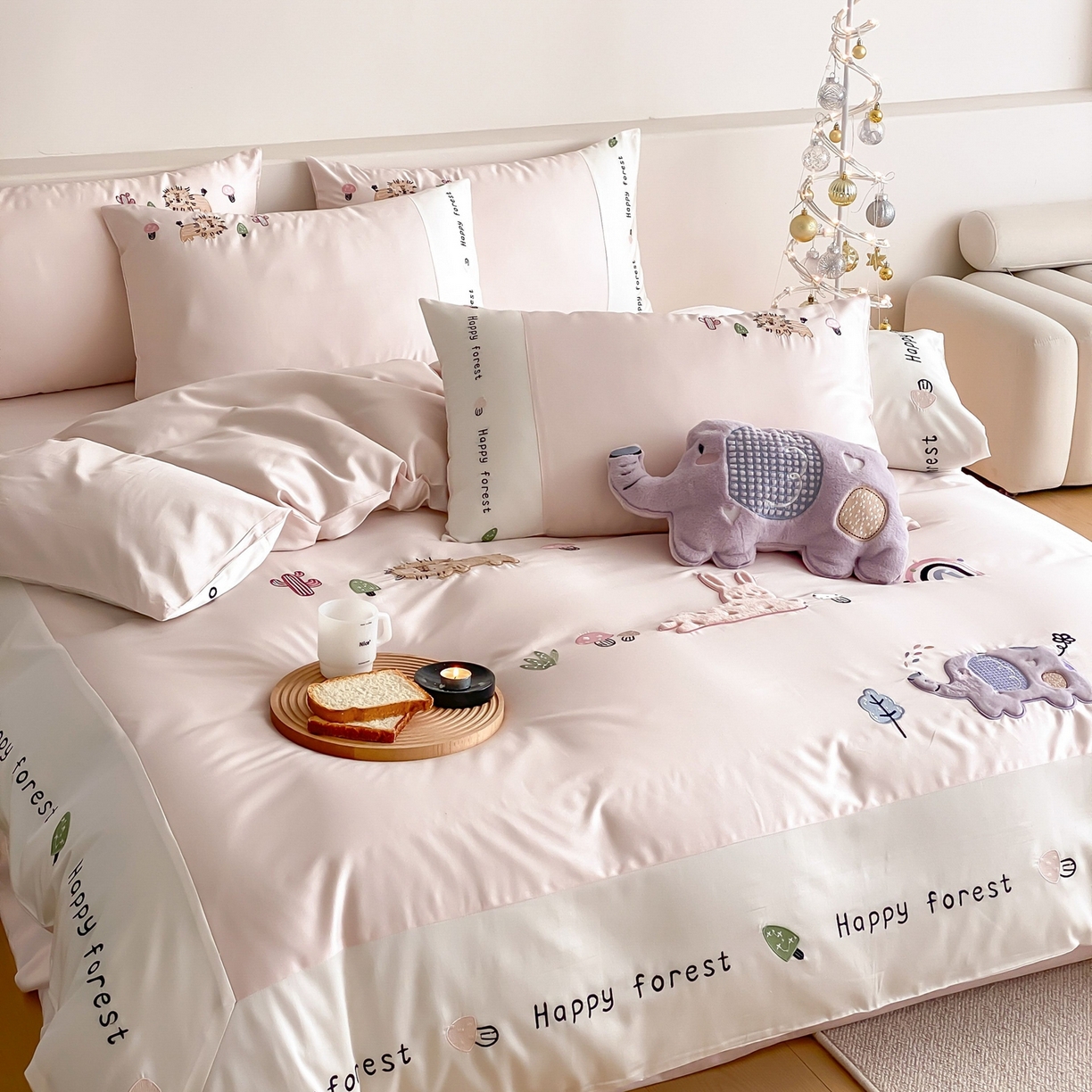 91家纺网 家纺一手货源 找家纺 佳汐蓝家纺 2026春夏新款长绒棉纯棉贴布刺绣四件套-暖暖森林屋 暖暖森林屋-粉
