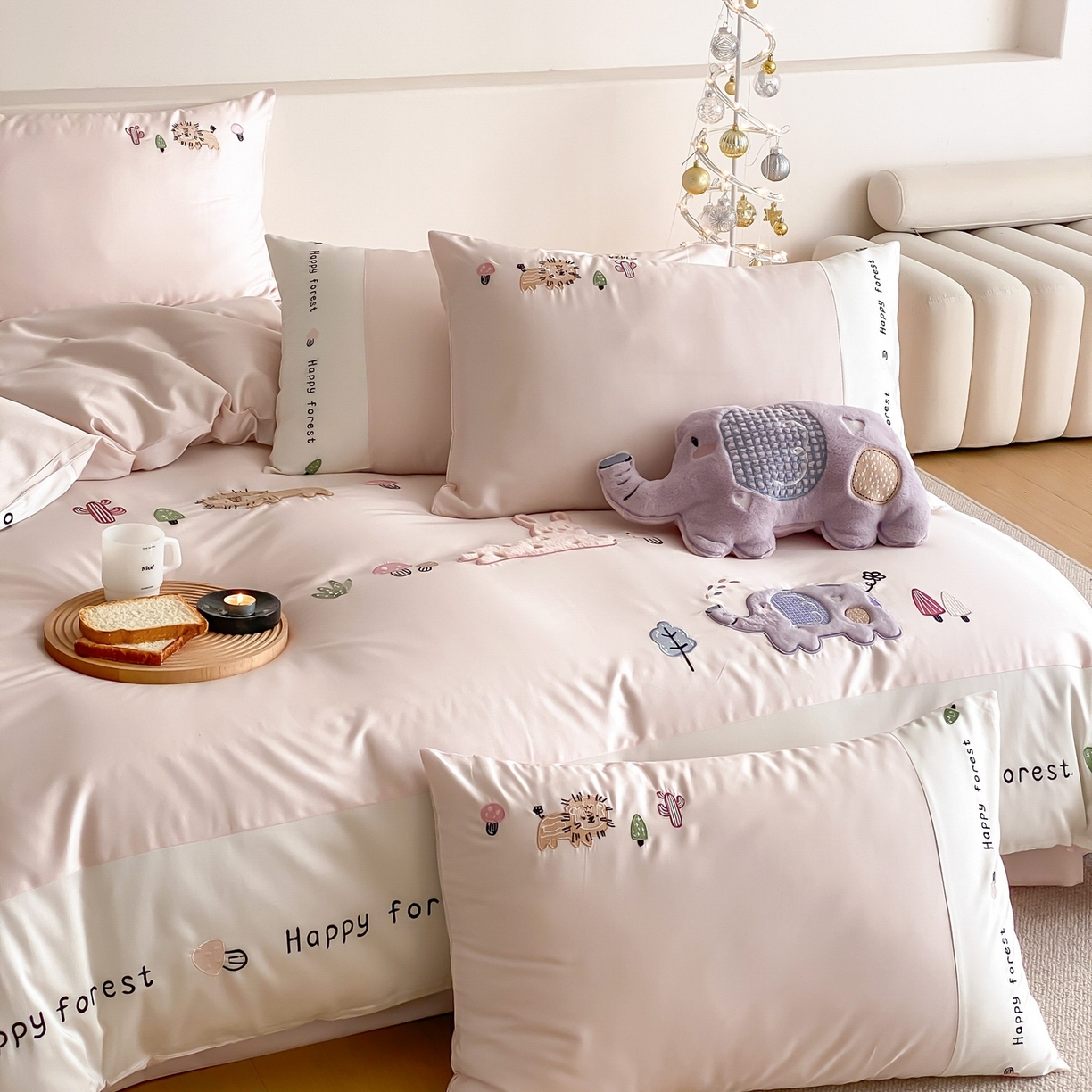 91家纺网 家纺一手货源 找家纺 佳汐蓝家纺 2026春夏新款长绒棉纯棉贴布刺绣四件套-暖暖森林屋 暖暖森林屋-粉