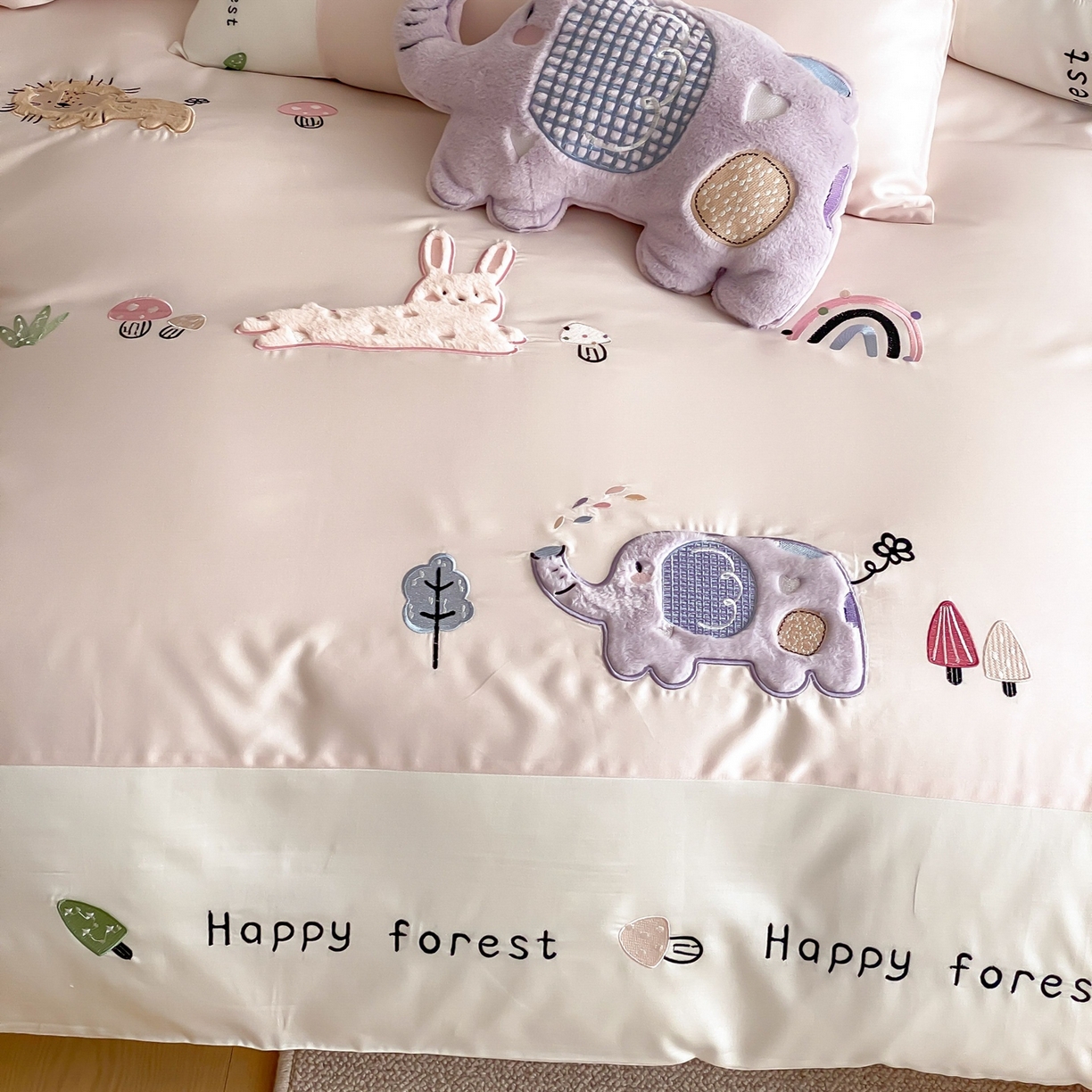 91家纺网 家纺一手货源 找家纺 （总）佳汐蓝家纺 2026春夏新款长绒棉纯棉贴布刺绣四件套-暖暖森林屋