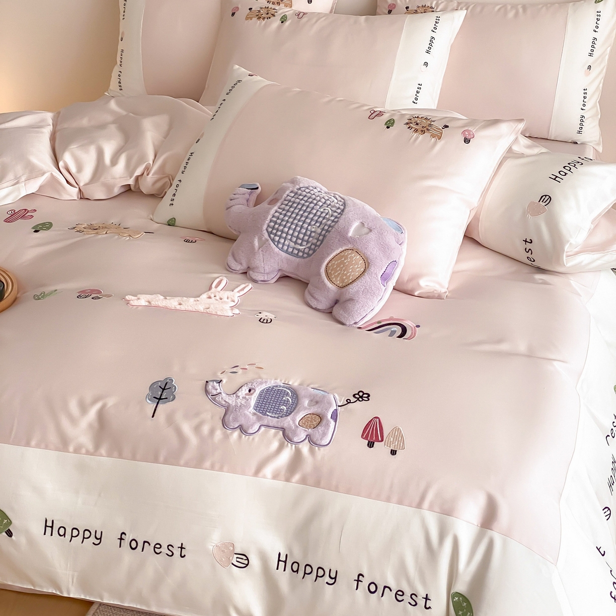 91家纺网 家纺一手货源 找家纺 （总）佳汐蓝家纺 2026春夏新款长绒棉纯棉贴布刺绣四件套-暖暖森林屋