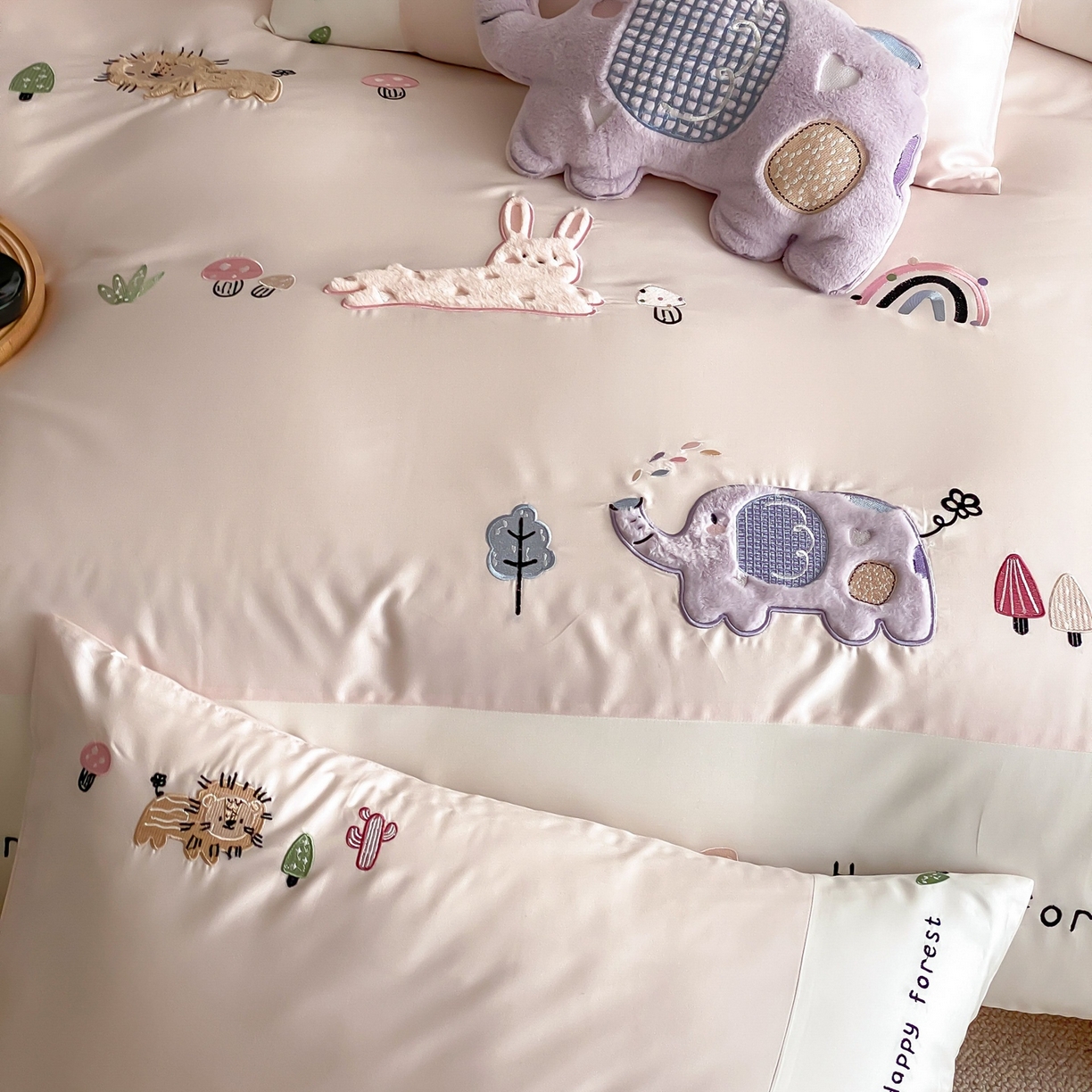 91家纺网 家纺一手货源 找家纺 （总）佳汐蓝家纺 2026春夏新款长绒棉纯棉贴布刺绣四件套-暖暖森林屋