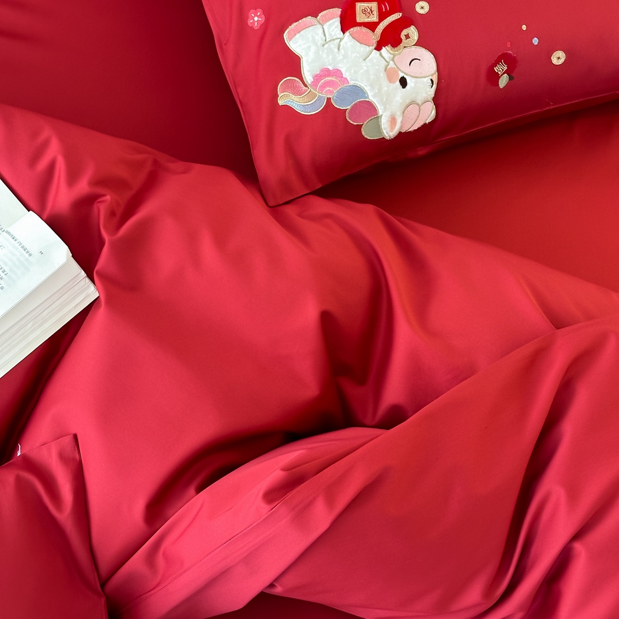 91家纺网 家纺一手货源 找家纺 （总）佳汐蓝家纺 2026春夏新款长绒棉纯棉贴布刺绣四件套-小马奔腾