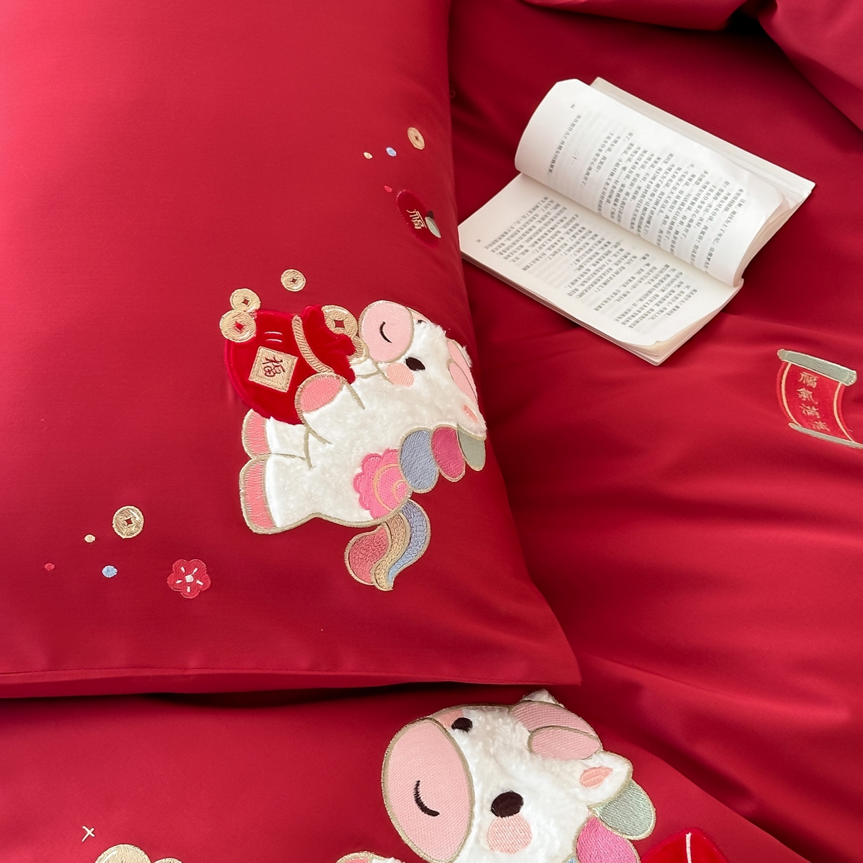 91家纺网 家纺一手货源 找家纺 （总）佳汐蓝家纺 2026春夏新款长绒棉纯棉贴布刺绣四件套-小马奔腾