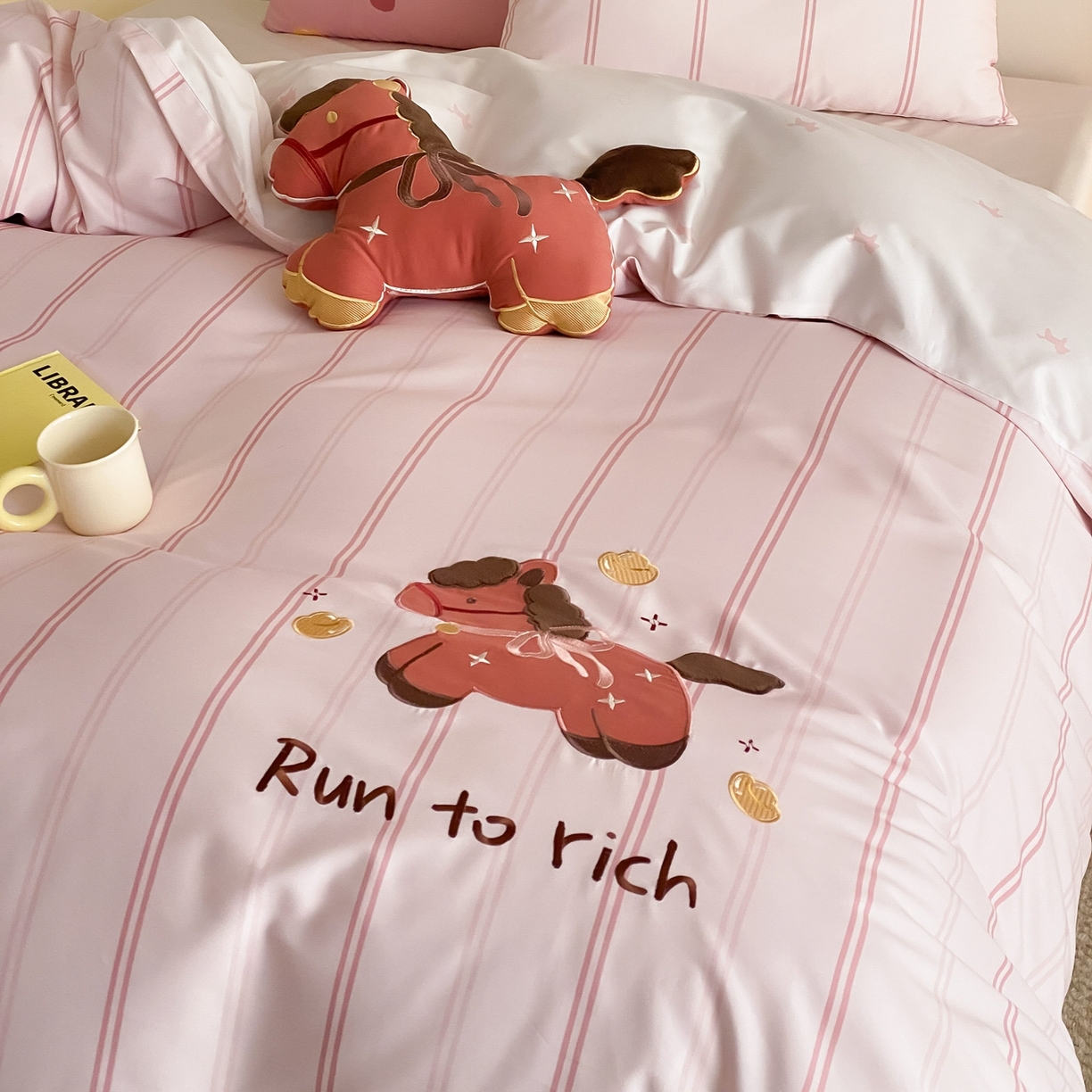 91家纺网 家纺一手货源 找家纺 （总）佳汐蓝家纺 2026春夏新款长绒棉纯棉印加绣四件套-小马抱富