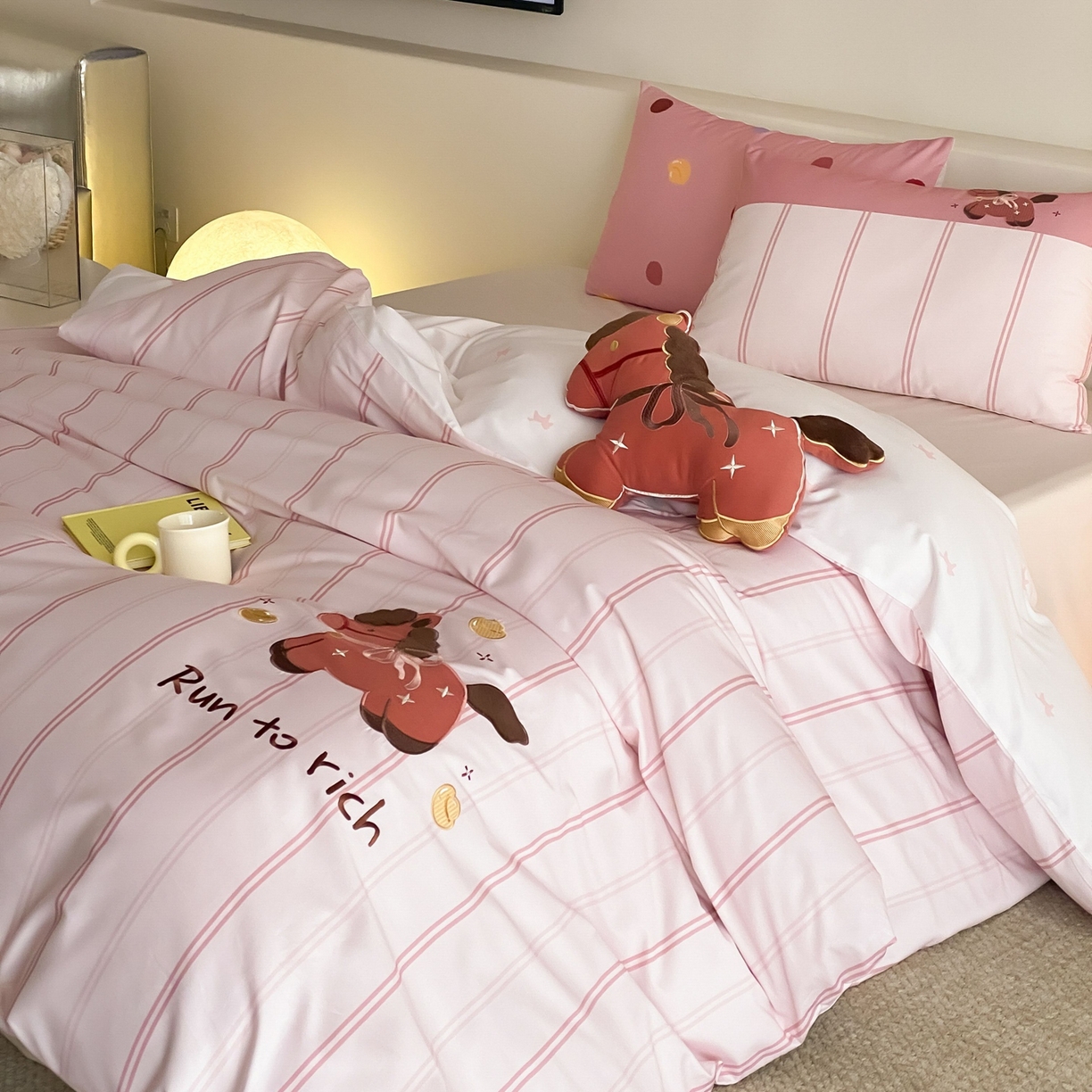 91家纺网 家纺一手货源 找家纺 （总）佳汐蓝家纺 2026春夏新款长绒棉纯棉印加绣四件套-小马抱富