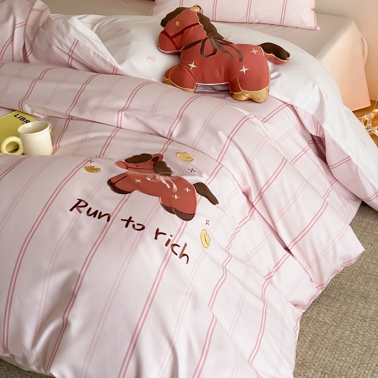 91家纺网 家纺一手货源 找家纺 （总）佳汐蓝家纺 2026春夏新款长绒棉纯棉印加绣四件套-小马抱富