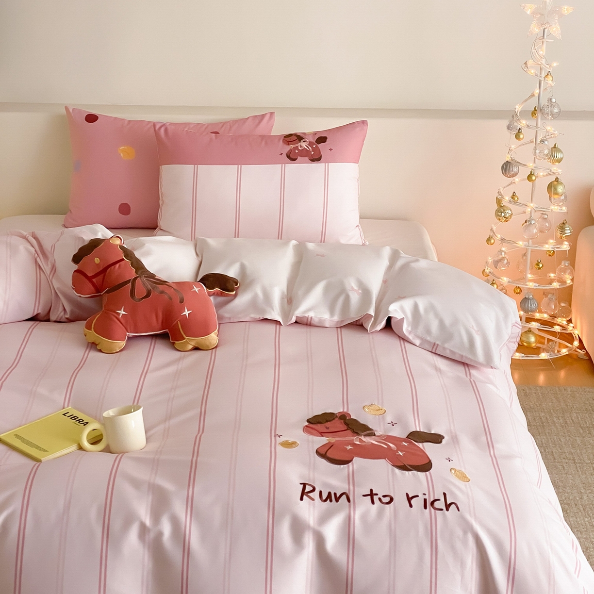 91家纺网 家纺一手货源 找家纺 （总）佳汐蓝家纺 2026春夏新款长绒棉纯棉印加绣四件套-小马抱富