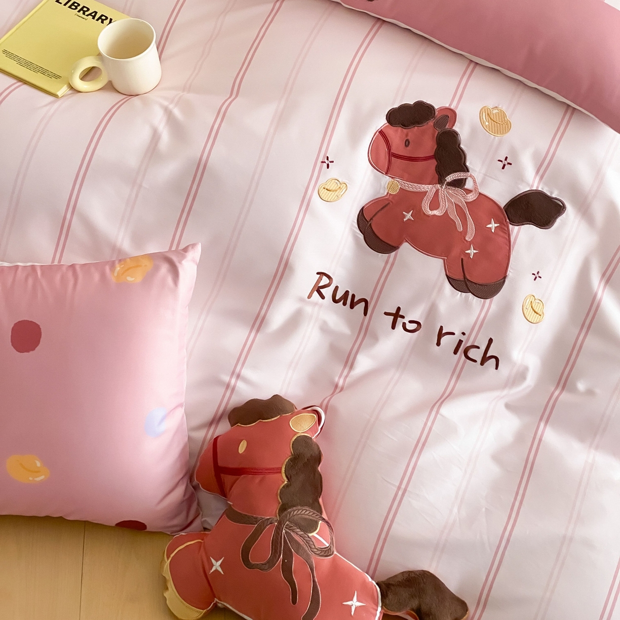 91家纺网 家纺一手货源 找家纺 （总）佳汐蓝家纺 2026春夏新款长绒棉纯棉印加绣四件套-小马抱富