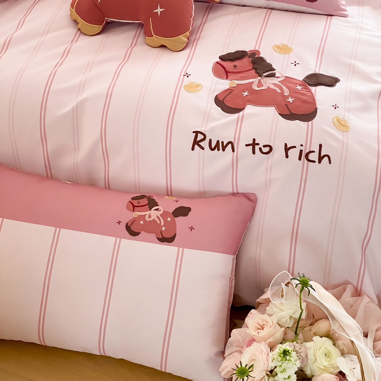 91家纺网 家纺一手货源 找家纺 （总）佳汐蓝家纺 2026春夏新款长绒棉纯棉印加绣四件套-小马抱富