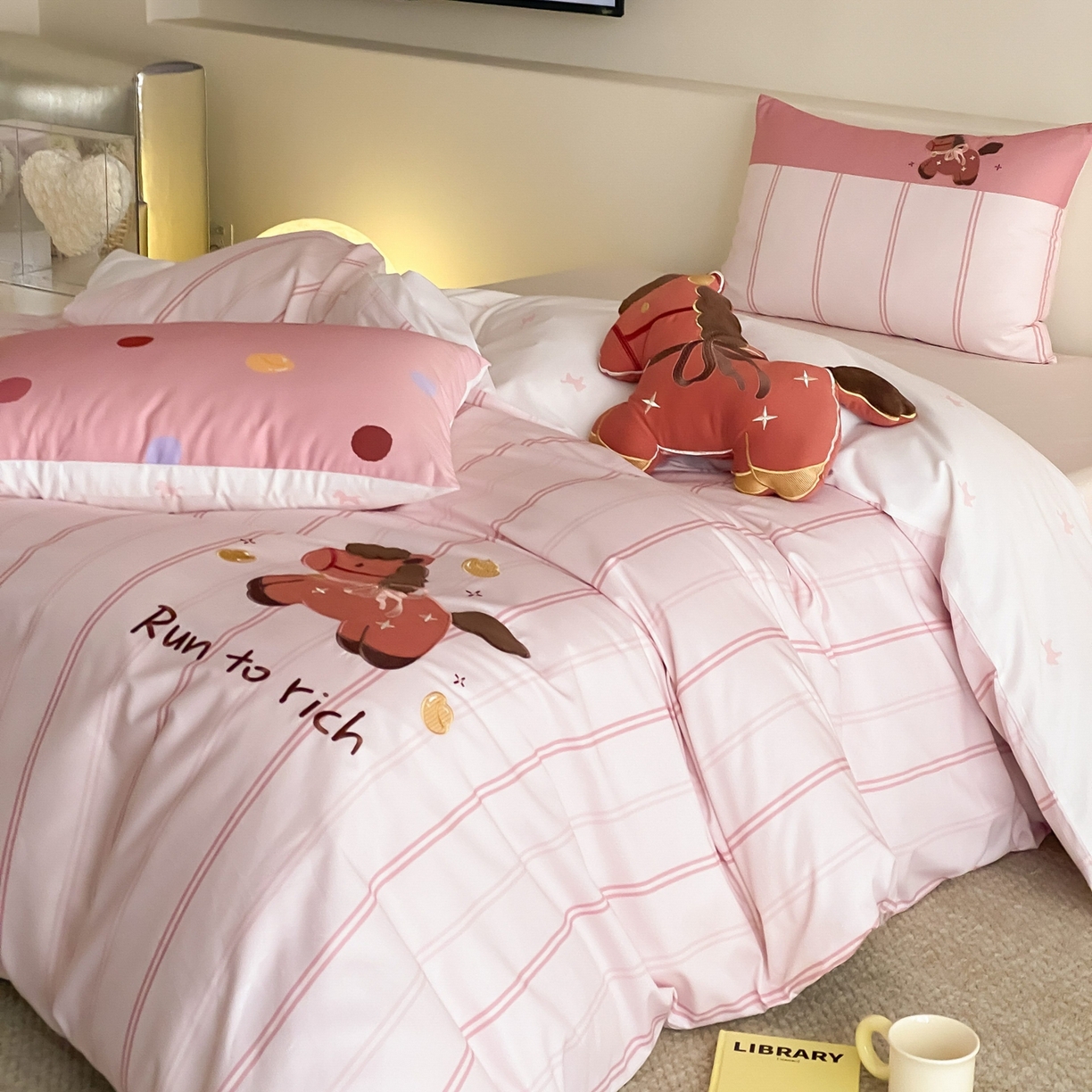 91家纺网 家纺一手货源 找家纺 （总）佳汐蓝家纺 2026春夏新款长绒棉纯棉印加绣四件套-小马抱富