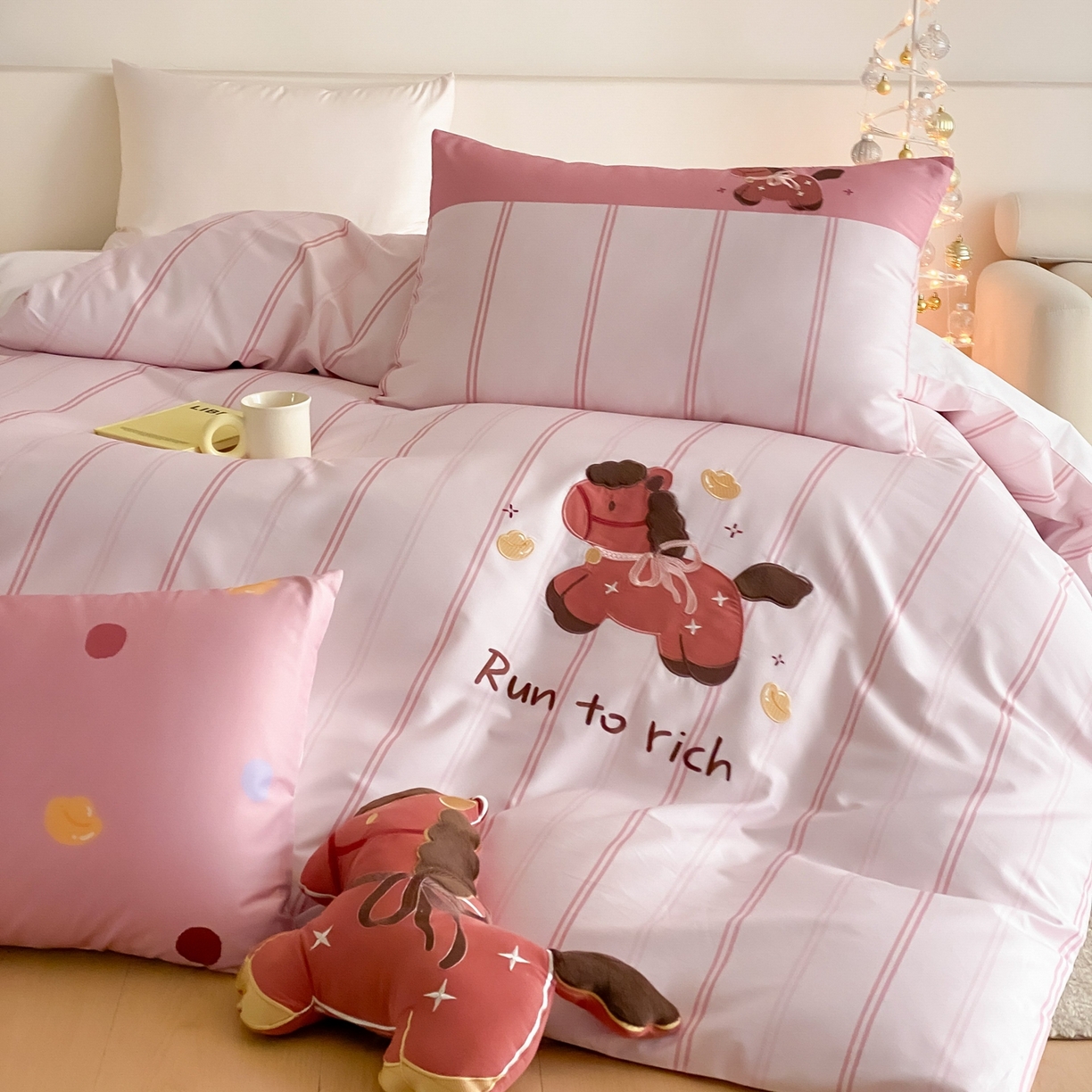 91家纺网 家纺一手货源 找家纺 （总）佳汐蓝家纺 2026春夏新款长绒棉纯棉印加绣四件套-小马抱富