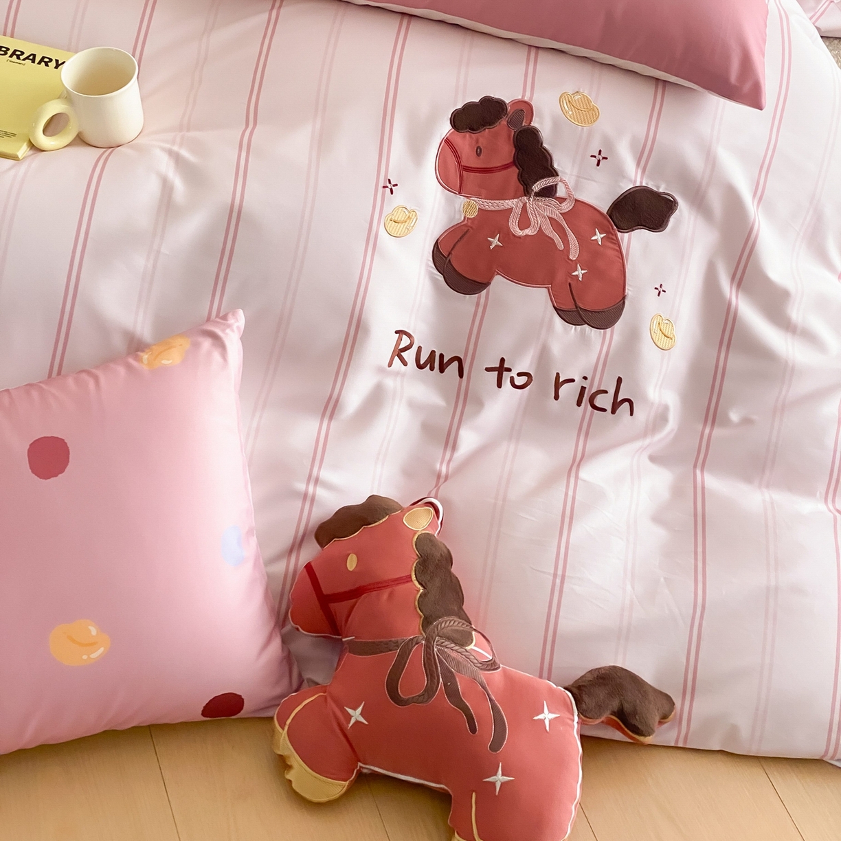 91家纺网 家纺一手货源 找家纺 （总）佳汐蓝家纺 2026春夏新款长绒棉纯棉印加绣四件套-小马抱富