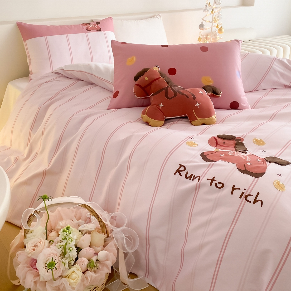 91家纺网 家纺一手货源 找家纺 （总）佳汐蓝家纺 2026春夏新款长绒棉纯棉印加绣四件套-小马抱富