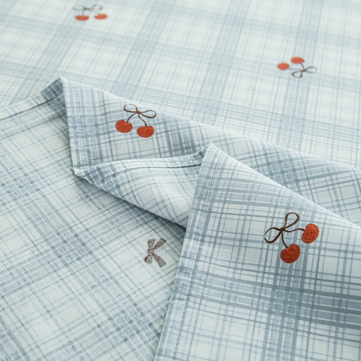 91家纺网 家纺一手货源 找家纺 缘舒家纺 2026新款全棉纯棉印花单床单床单单件 蓝格樱桃