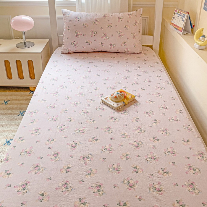 91家纺网 家纺一手货源 找家纺 纽缦家纺 2026新款云感提花双层纱学生床笠 暗恋