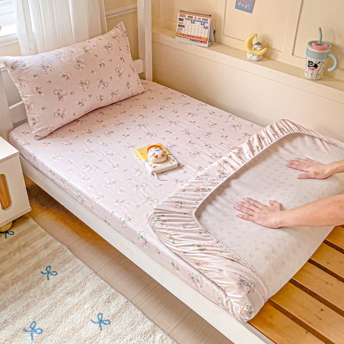 91家纺网 家纺一手货源 找家纺 纽缦家纺 2026新款云感提花双层纱学生床笠 暗恋