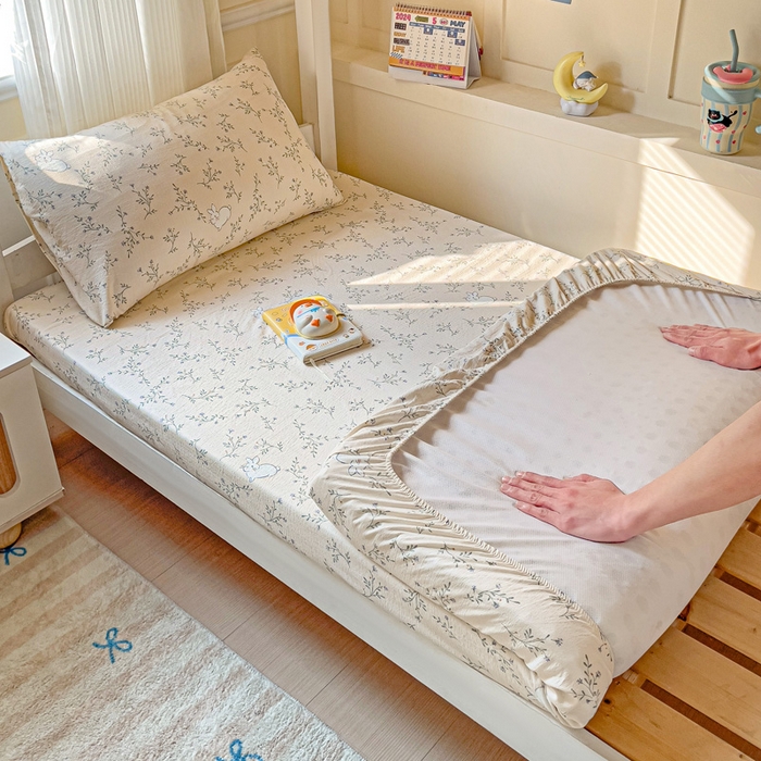 91家纺网 家纺一手货源 找家纺 纽缦家纺 2026新款云感提花双层纱学生床笠 森田野园