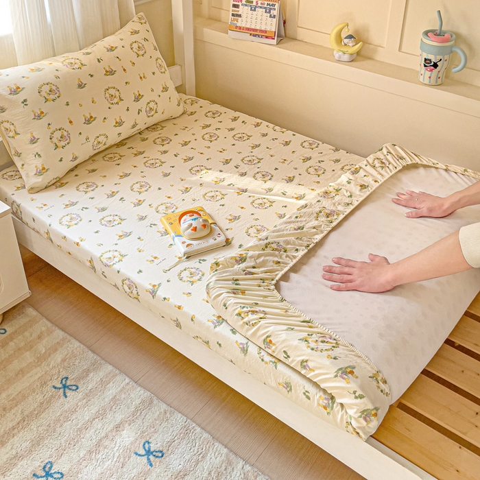 91家纺网 家纺一手货源 找家纺 纽缦家纺 2026新款云感提花双层纱学生床笠 兔子的欢喜